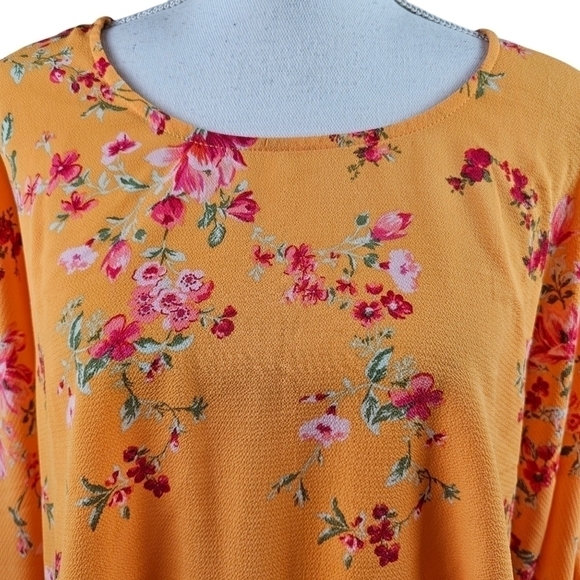 1. STATE Floral Smocked Blouse in M NWT - Picture 6 of 9